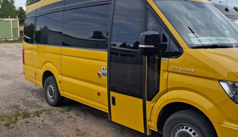 Geltonas mokyklinis mikroautobusas