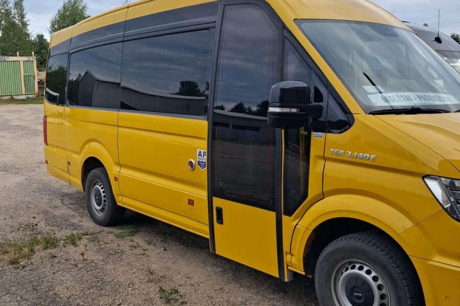 Geltonas mokyklinis mikroautobusas