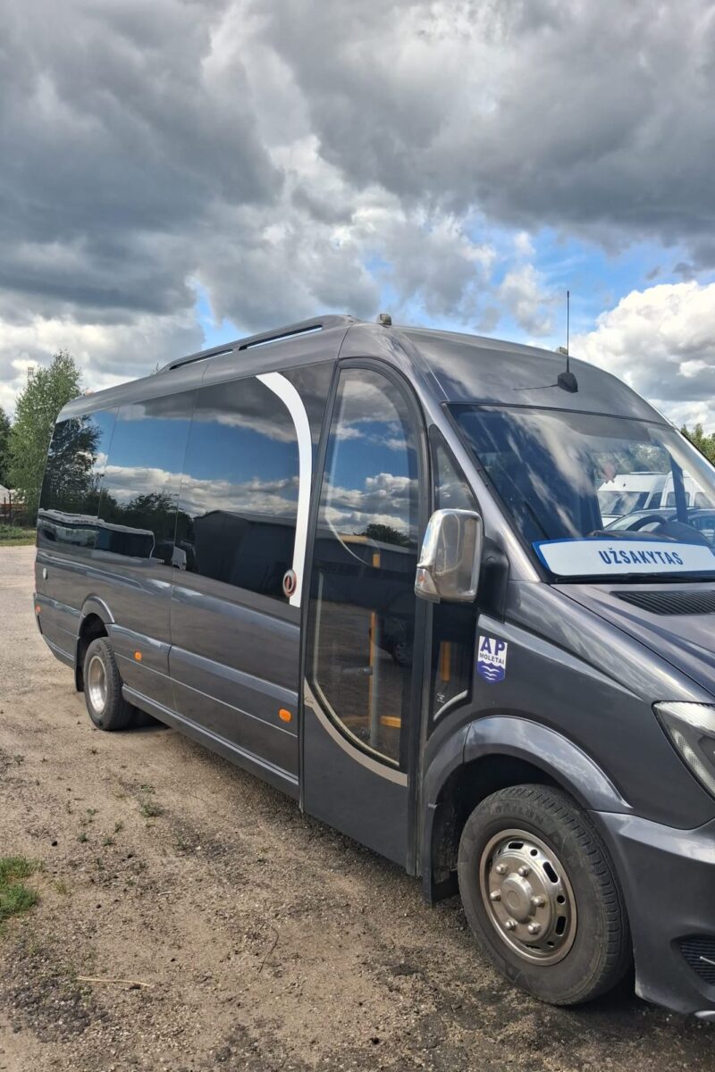 Pilkas mikroautobusas Mercedes-Benz Sprinter