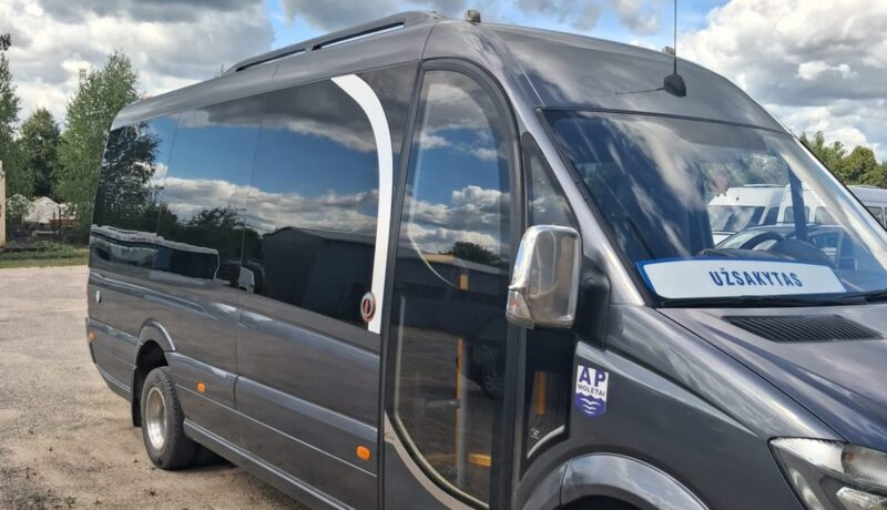 Pilkas mikroautobusas Mercedes-Benz Sprinter