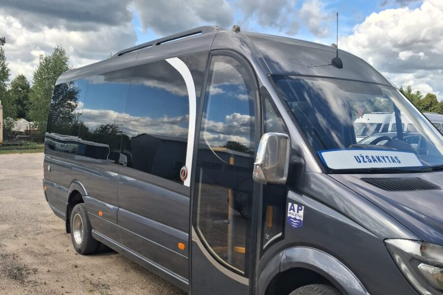 Pilkas mikroautobusas Mercedes-Benz Sprinter