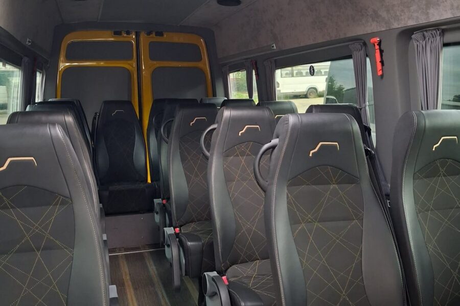 Mikroautobuso salonas su saugos diržais