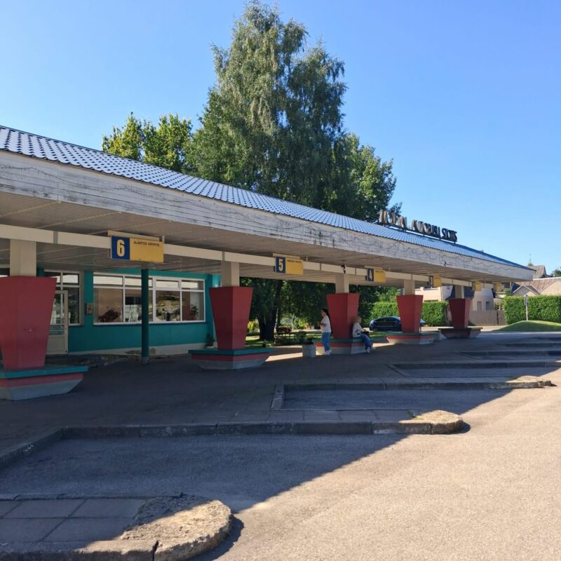 Molėtų autobusų stoties peronai vasarą