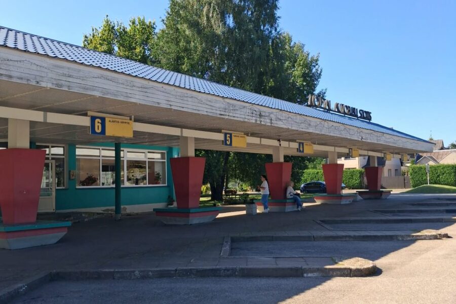 Molėtų autobusų stoties peronai vasarą