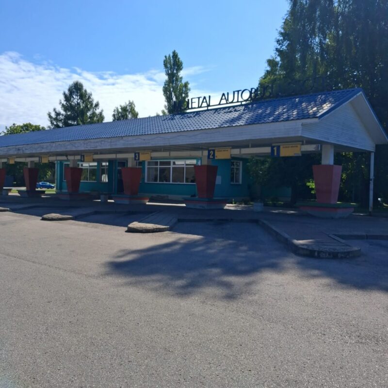 Molėtų autobusų stoties peronai ir stoties pastatas