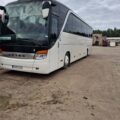 Baltas turistinis autobusas Setra Molėtų autobusų parko aikštelėje