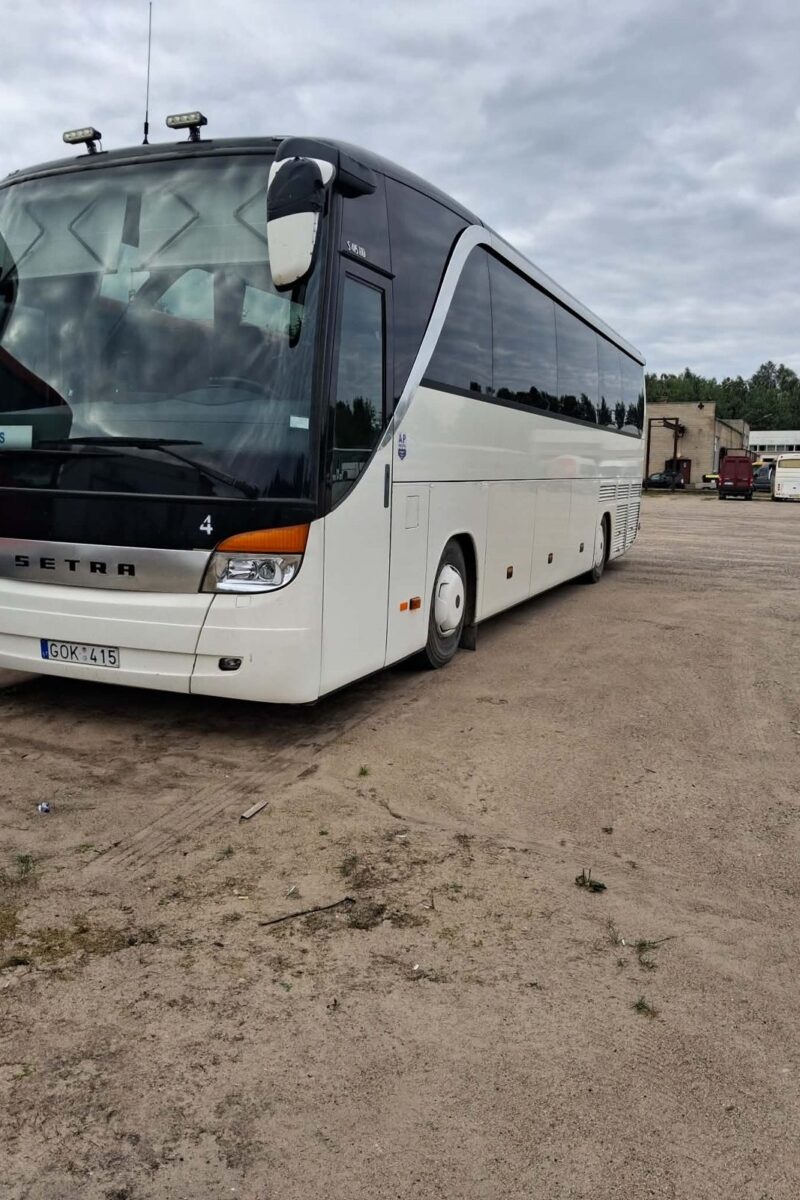 Baltas turistinis autobusas Setra Molėtų autobusų parko aikštelėje