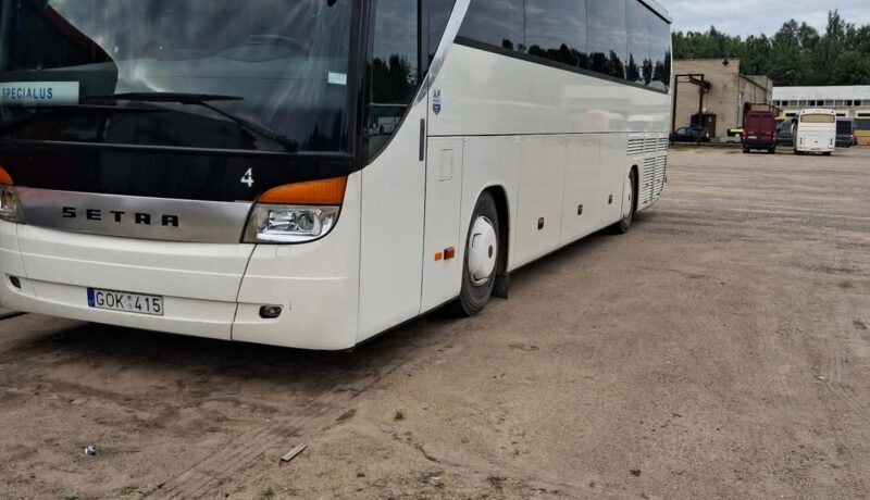 Baltas turistinis autobusas Setra Molėtų autobusų parko aikštelėje