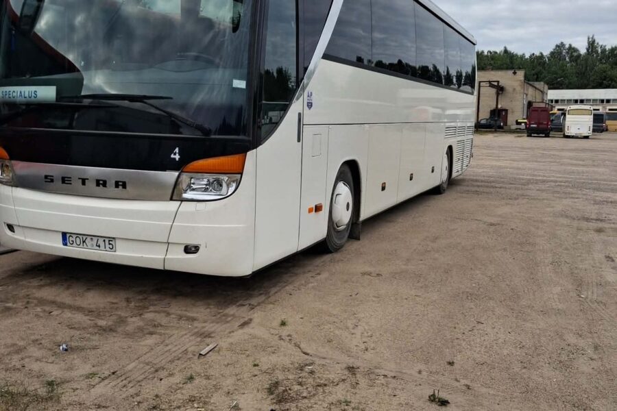 Baltas turistinis autobusas Setra Molėtų autobusų parko aikštelėje